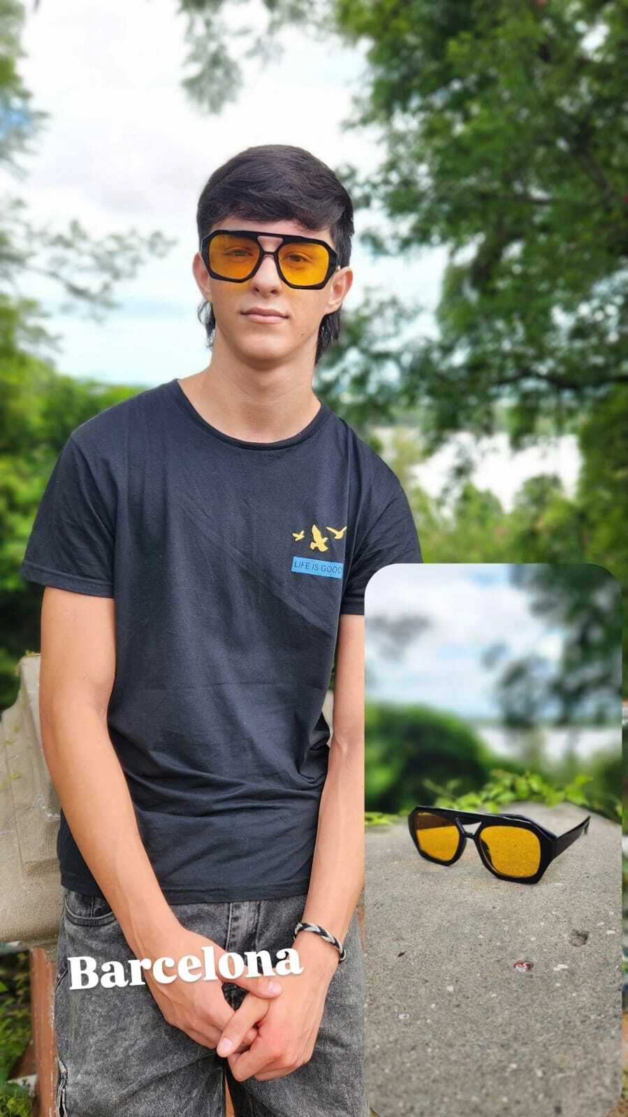 chico de remera violeta usando anteojos de sol